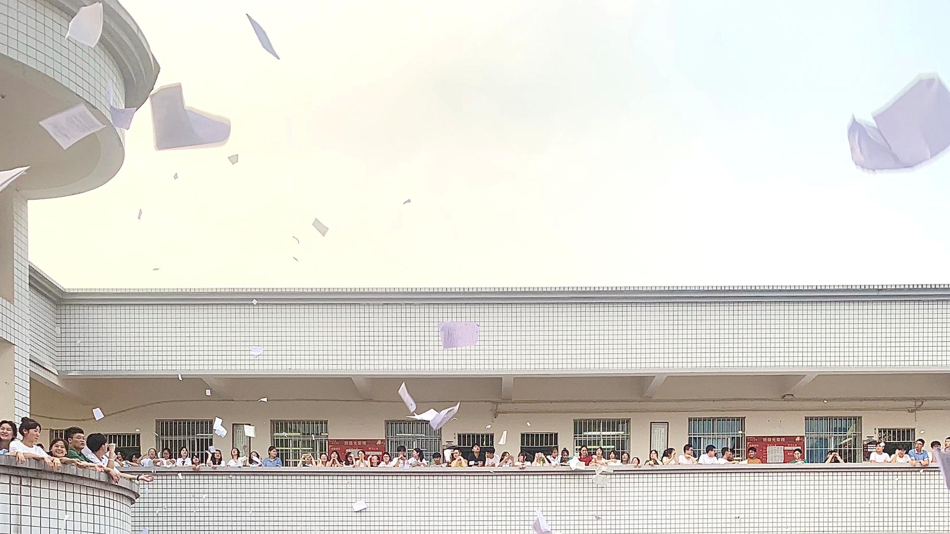 高三只适合回忆，不适合重来，因为人不能同时拥有青春和对青春的感受