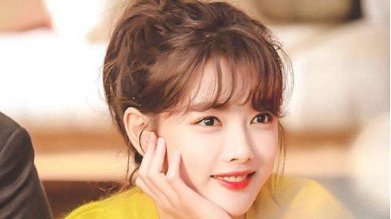 年纪轻轻就成为影后，作为童星出道的她，饰演了很多作品
