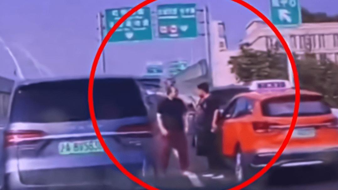 上海一男子逼停殴打的哥被刑拘：原因仅是因为对突然变道心生不满！