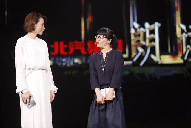 余秀华何许人也！她的诗为什么会遭到很多人的反感？