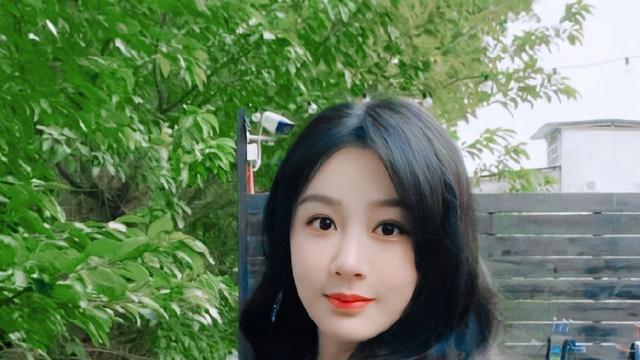 温柔学姐！杨紫《199爱》条纹衬衫造型清爽干练，被夸有种知性美