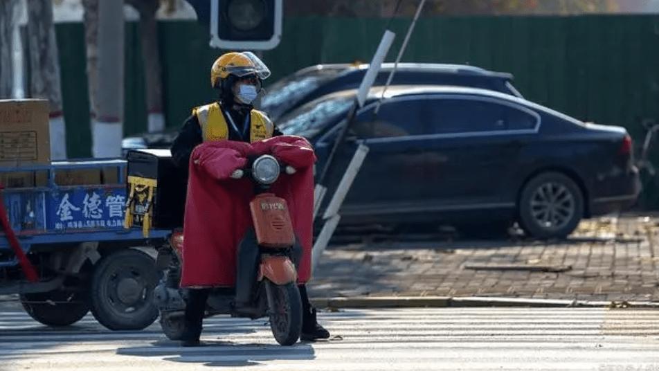 姑娘给了送外卖的骑警两个橘子，温暖了整个秋天