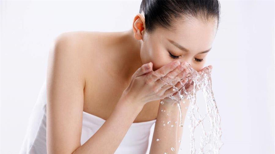 晨起洗脸时，不妨把洗面奶换成细盐，或能收获3个好处