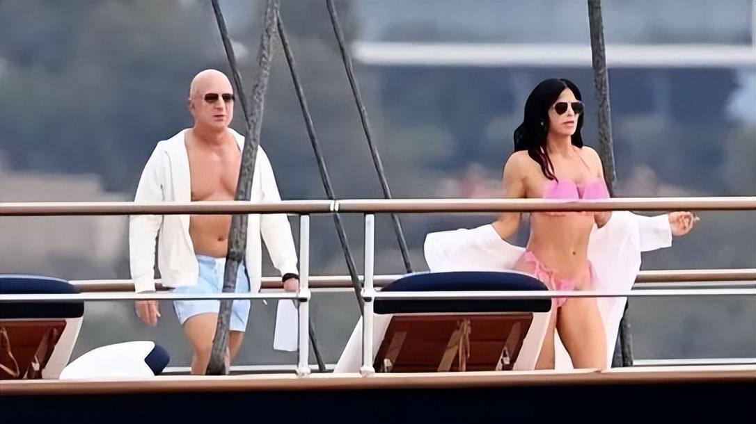 贝索斯30亿买游艇！带54岁女友出海，穿粉色泳衣秀身材，太辣了！