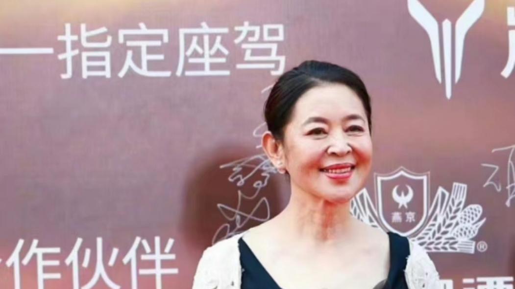 倪萍终于开窍了，穿长裙蕾丝衫被王馥荔霸气牵着走红毯，太小女子