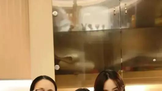 李小璐晒全家福，爸爸妈妈弟弟弟媳女儿一家六口合影，温馨又幸福