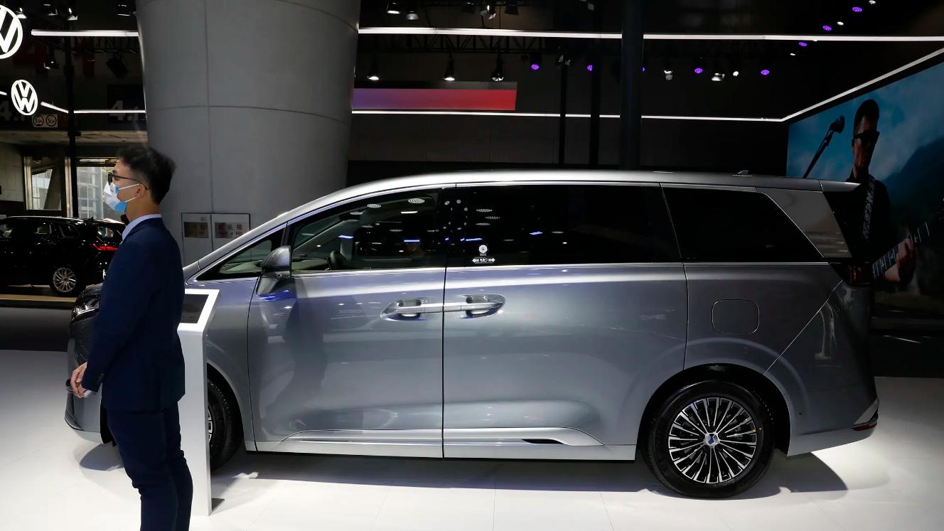 别看日系保姆车了，这款国产的新能源MPV月销破万，轴距3110MM