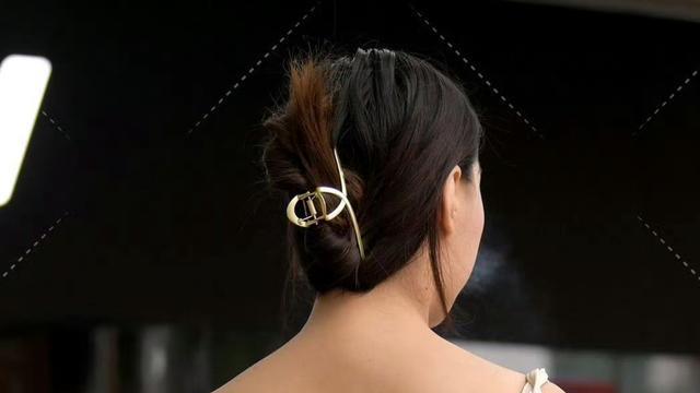一字肩收腰上衣与小脚牛仔裤的组合，百看不厌
