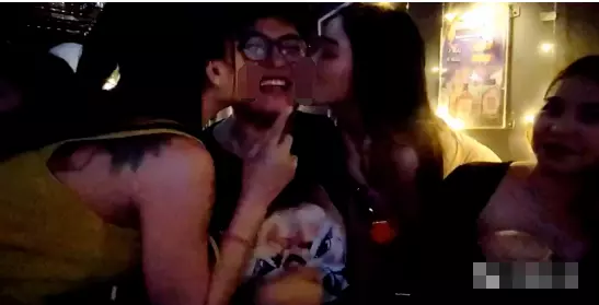 鱼皇大尺度直播惨遭封禁！多位“美女”亮相！火力堂主左拥右抱！