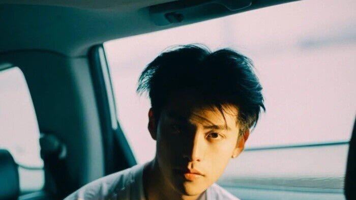 咸鱼女明星在电竞综艺里被野王弟弟按在角落里偷亲的时候脸红炸了，原来他竟然是蓄谋已久。