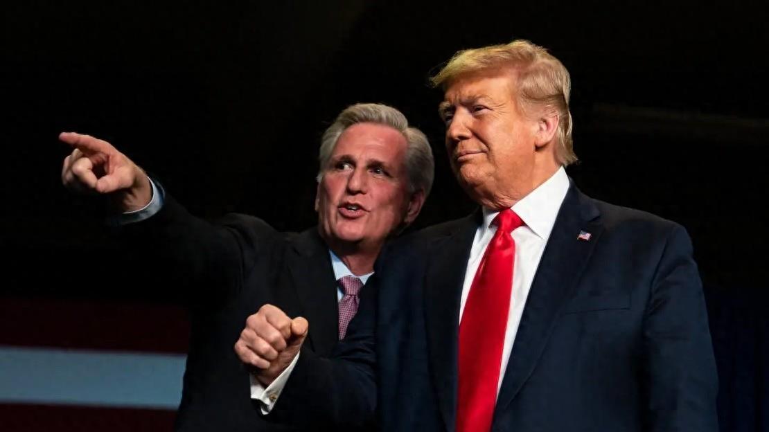 特朗普刚在纽约出庭，议长麦卡锡就被拿下，美国政治“杀疯”了