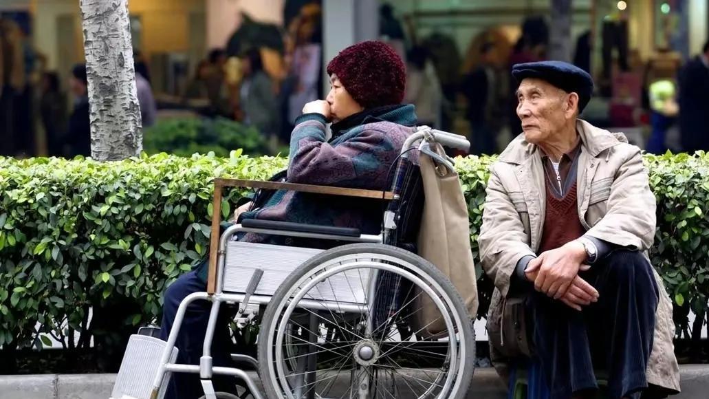 广州72岁公务员谈退休金笑场，网友：自己都觉得高得离谱