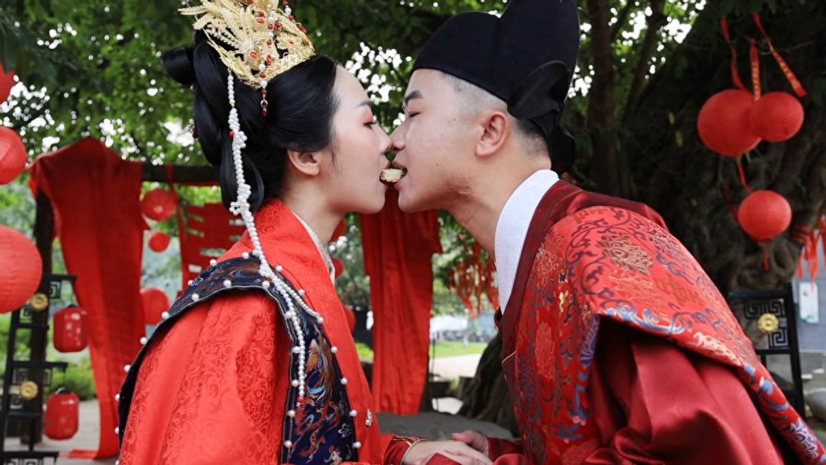 七夕高甜 成都西来古镇汉服集体婚礼传承千年浪漫