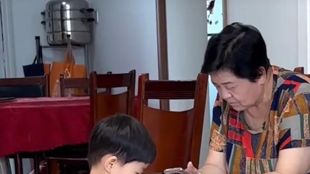 3岁天赐近照曝光！与70岁爸爸同框好温暖，祝所有父亲节日快乐