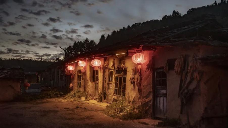 为拍电影进入深山小村，这里的老人全都穿着寿衣，而一场恐怖的大雾即将到来