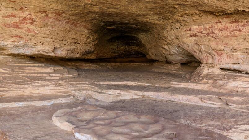 史前岩画中发现奇特的“小手印”，经科学家确认，它们不属于人类