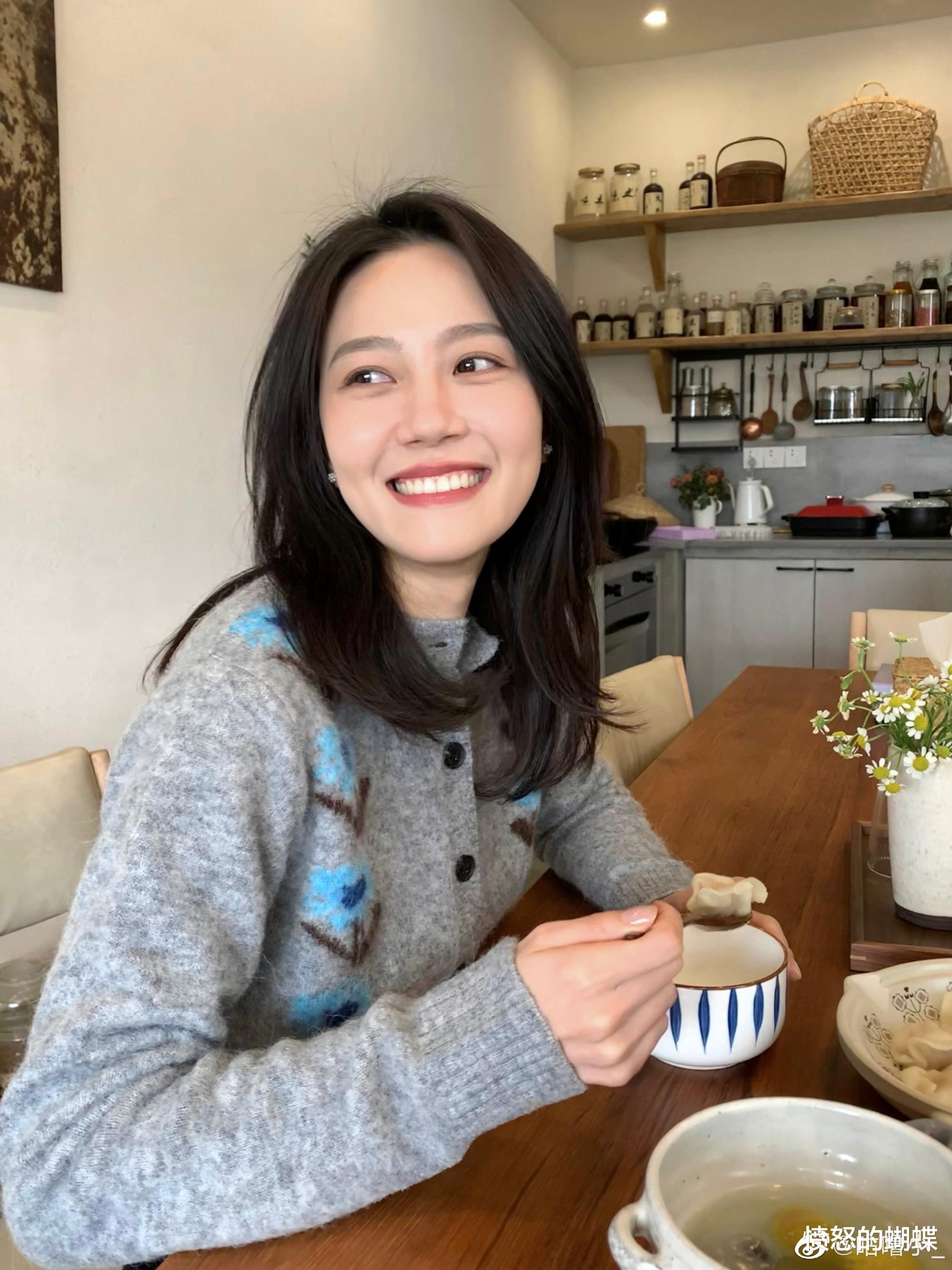 路人甲: 爱笑的女生就是美