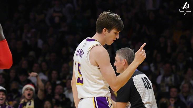 湖人输掉圣诞大战詹姆斯14中5，戴维斯空砍40分，奇兵三分12中5.