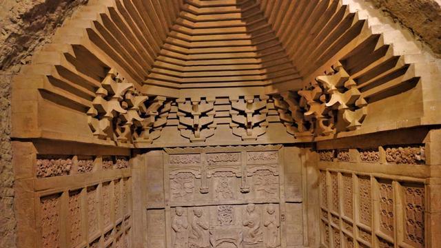 山西农民一锄头挖出国宝古墓，墓室砖雕很壮观，就藏在运城小村里