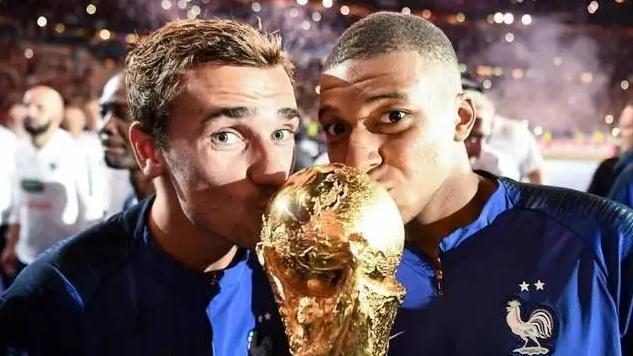 绝了，世界杯真核不满姆总当队长！记恨金球奖之争，本泽马看笑话