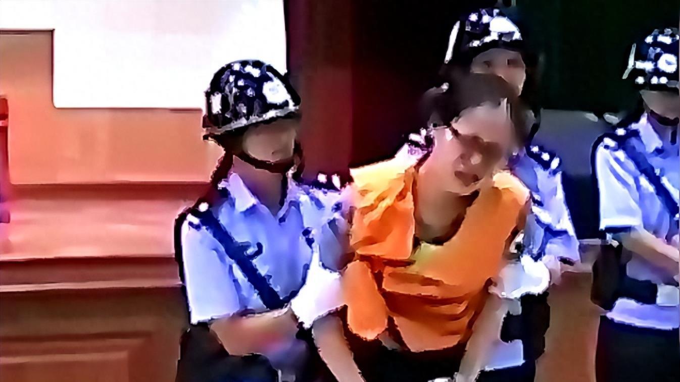 广西公审毒贩的真实影像，女犯人被吓得双腿发软, 一人立即执行死刑
