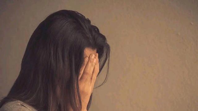 贵州贵阳，女子和KTV认识的3名男子喝酒至凌晨4点，大醉后被带去开房