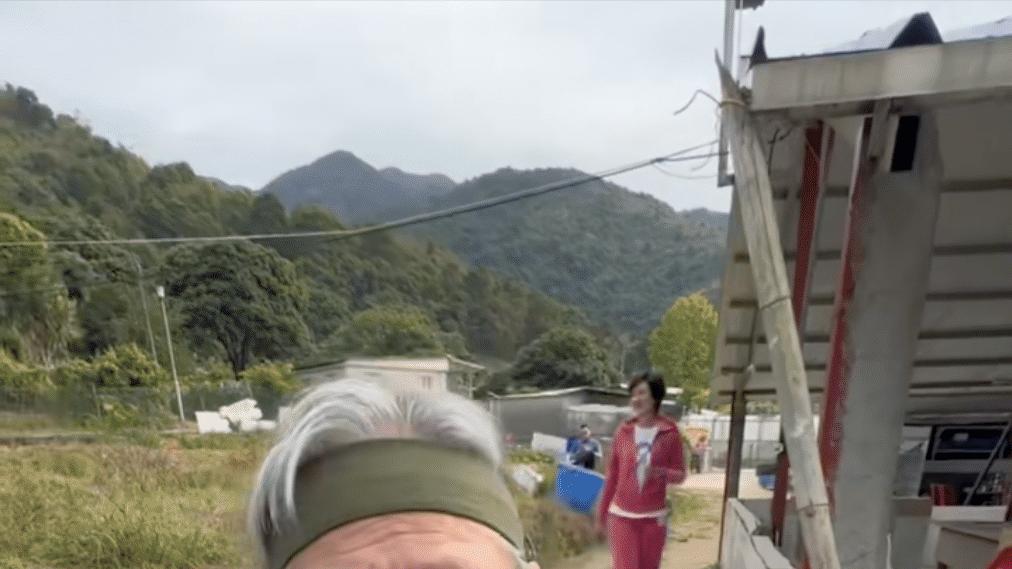 71岁洪金宝庆生，吃草莓坐轮椅，身形消瘦胡子花白，享受天伦之乐