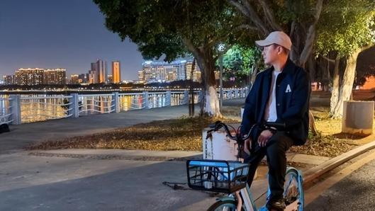 张颂文低调上菜市场，有某位港圈大佬的影子！曾把人生耻辱作教材