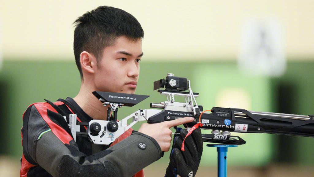杭州亚运会男子10米气步枪个人赛：盛李豪创造三项纪录，夺得金牌