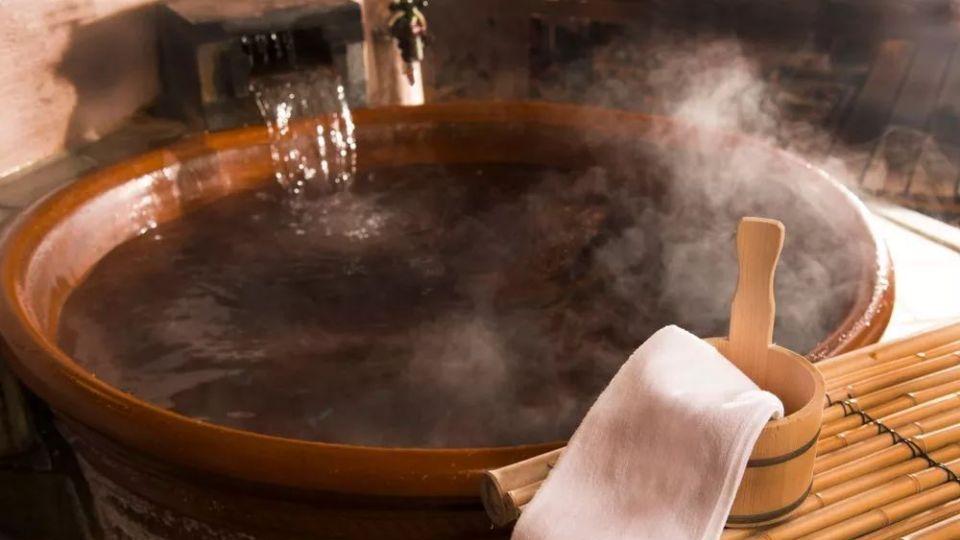 立冬将至，中老年人每天坚持泡脚好处多，但4种人不要“随便泡”