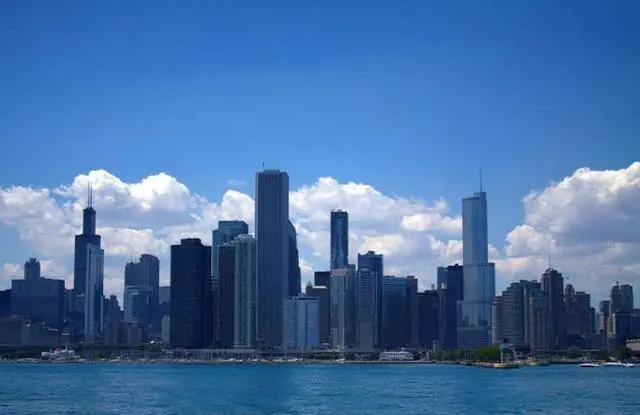 事实证明美国几十年上百年前建的高楼大厦，质量看起来比我国的更好