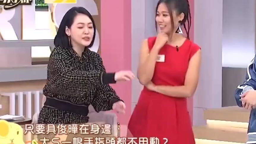 具俊晔一口一口喂大S吃饭，嘴对嘴喂饮料，小S龇牙咧嘴表示羡慕