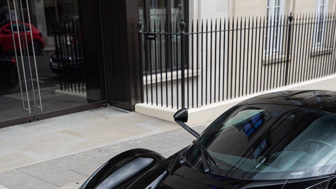 Title LaFerrari：穿越时空的超级跑车，引领绿色科技与速度之美的双重风潮