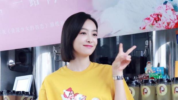 “乱糟糟”的迷彩牛仔短裤搭配黄色短袖，宋茜表演真正的卖萌！