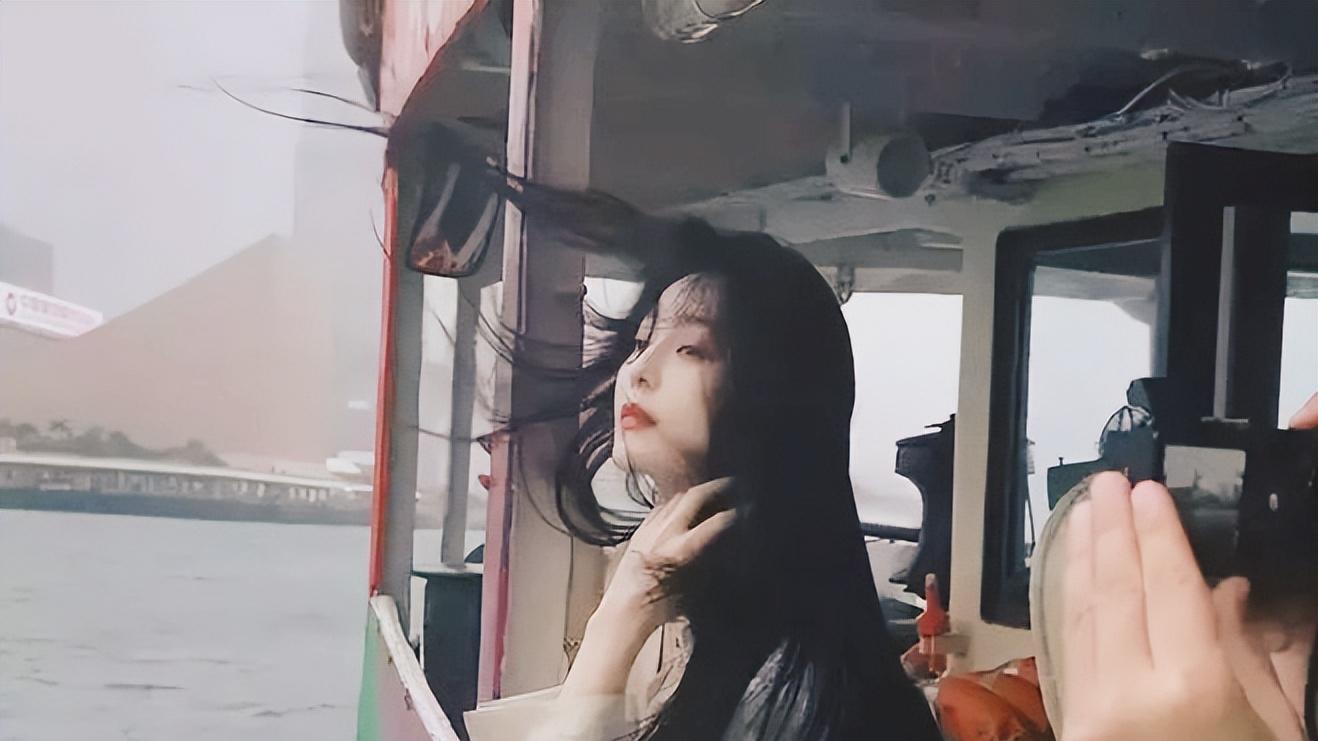 范冰冰现身香港街头，在人群中十分耀眼！网友：这是要复出？