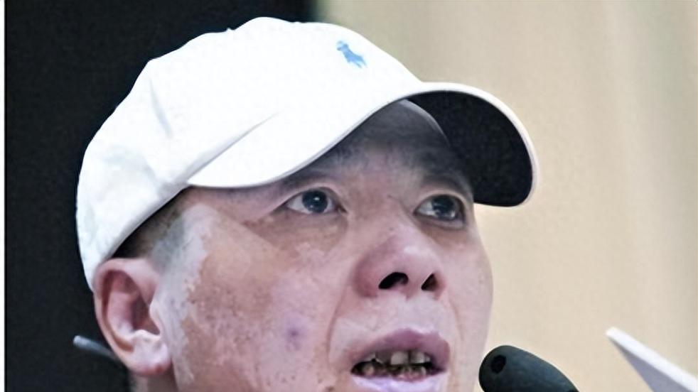 冯小刚被爆患严重神经疾病，行动不便走路要人搀扶，有钱也没的花