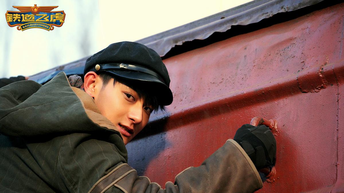 电影《铁道飞虎》：当我们厌倦了英雄，那如今，就轮到废柴登场了