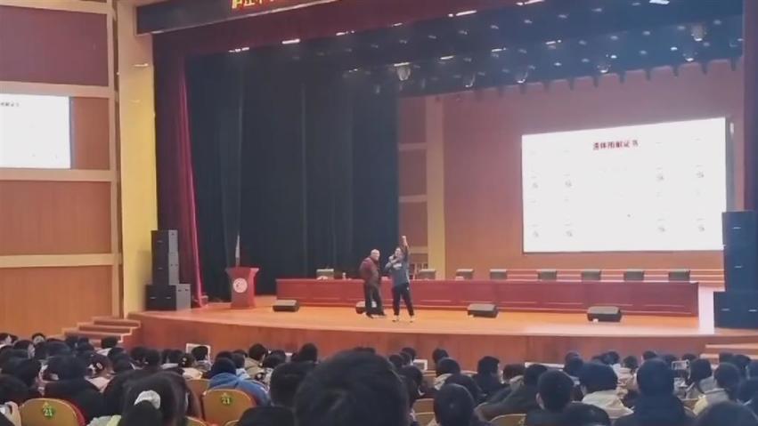 陈宏友宣扬读书为选女人被调查，何教授鼓吹办假证者有本事咋处理