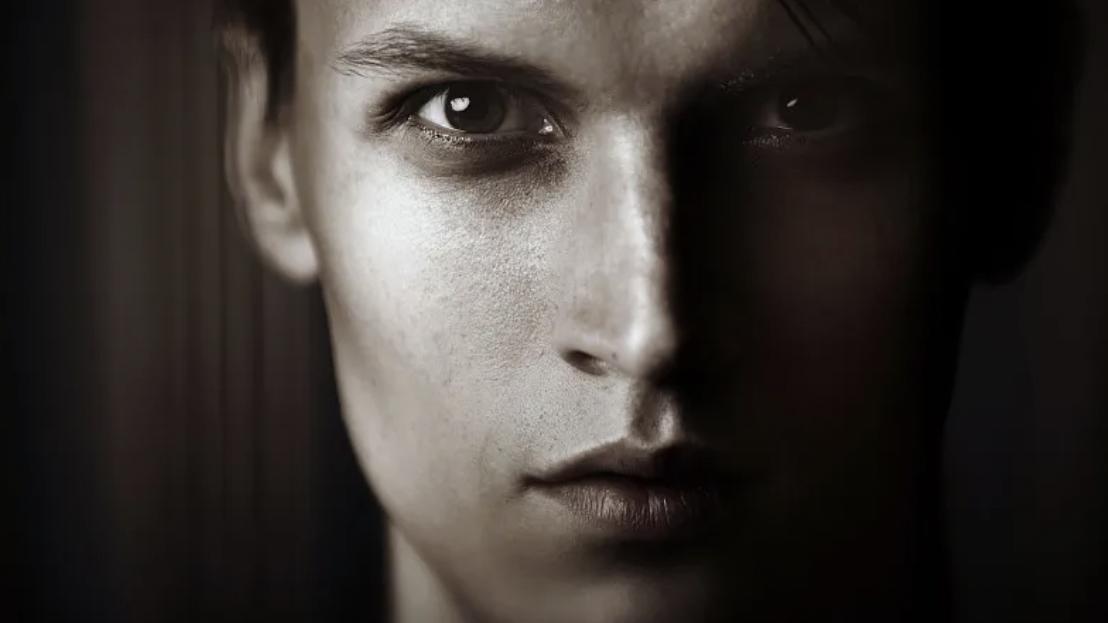 在路边乱捡东西会有什么后果？捡来的小蛇化形了，森冷的蛇尾一点点缠上我的腰，“甜甜，你真甜。”