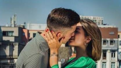 妻子婚内出轨男闺蜜，丈夫要求离婚，女方跪在地上哀求：原谅我