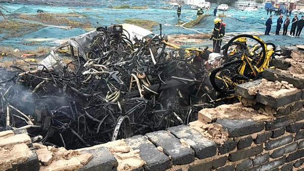 河南一企业突发爆炸，天空被橙色烟雾笼罩，现场情况危急。