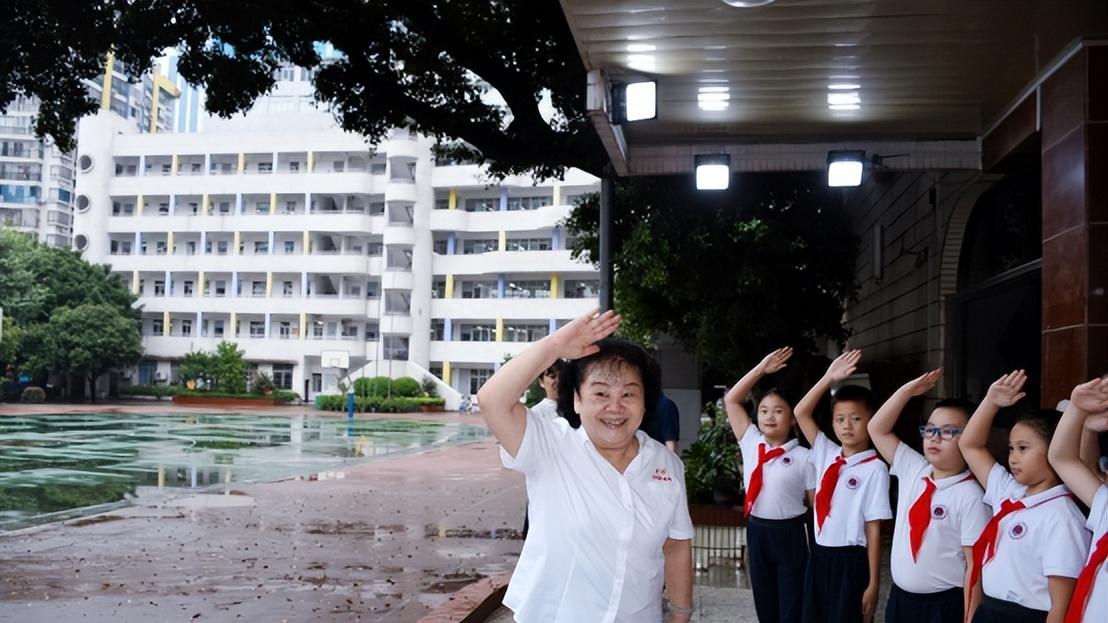 关怀润师心，“金嗓子”连续三十年开展教师节慰问活动！
