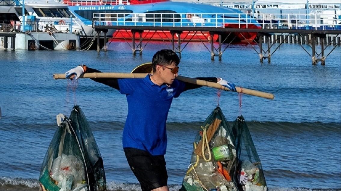 胡歌参加捡垃圾活动，难道真的只是为了捡垃圾吗？