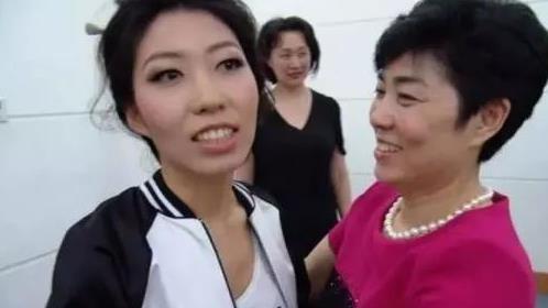 曲婉婷母女真是一对奇葩：母亲是“巨贪”，女儿当“小三”