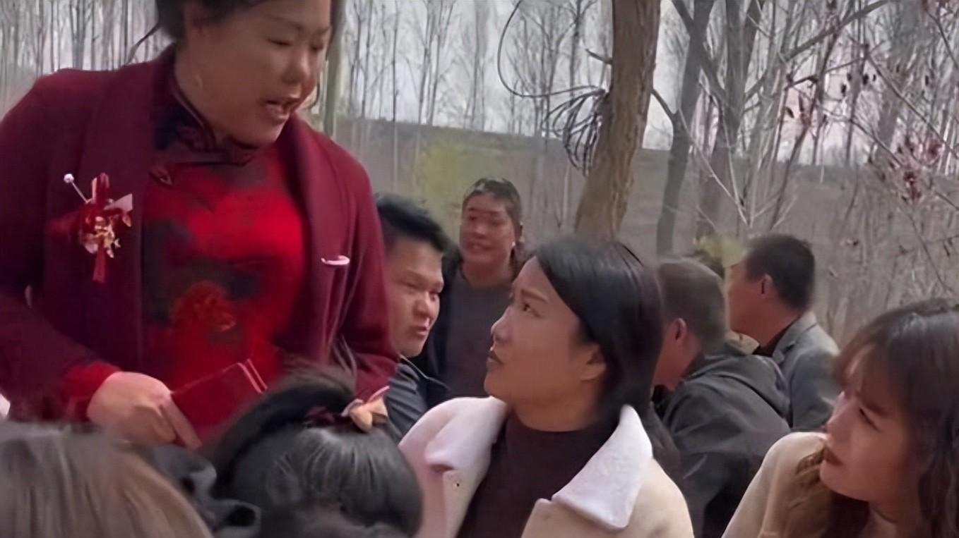 弟弟结婚，姐姐随礼1000块被嫌丢人，女子跪别母亲和娘家断绝关系