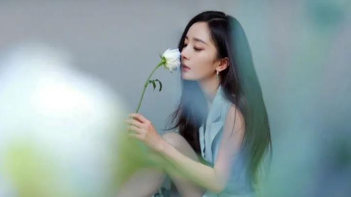 灰色超薄丝袜搭配无袖连衣裙，杨幂展现真正的古风美人！