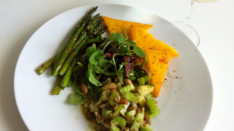 澳大利亚芦笋沙拉口感清爽，既能满足口腹之欲，又提供了丰富的营养