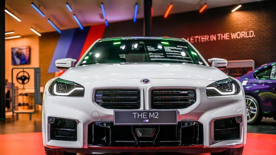 2023宝马THE M2：年轻又时尚，3.0T+碳纤维套件，时尚又犀利