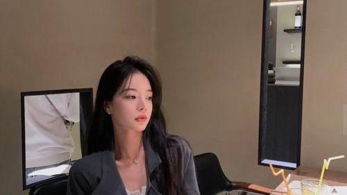 壹汐研：用修眉刀修整眉毛轮廓时，要注意眉毛弧度要与表情相配合