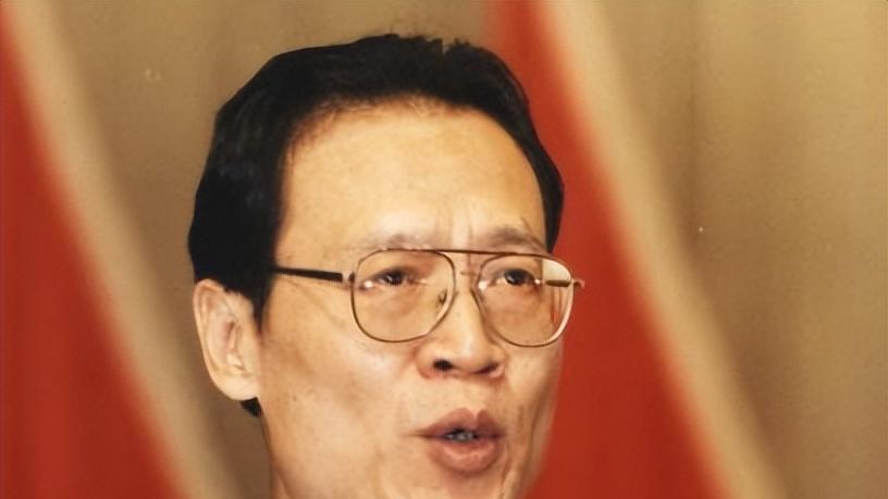 他19岁参军入伍，47岁成少将，54岁任福建省委书记，一生清廉无私